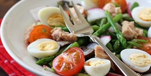 Geméis Salat mat Eeër fir Gewiichtsverloscht