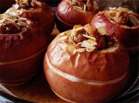 Äppel gebak mat gedréchent Friichten sinn en Dessert op der Diätmenü no der Entfernung vun der Gallerbladder