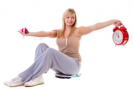 E Meedchen dat Gewiicht verléieren wëll ësst gesond an no engem Regime