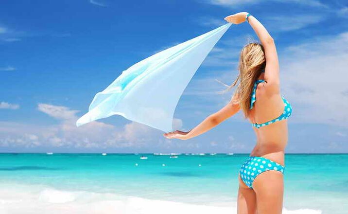 Meedchen op der Plage