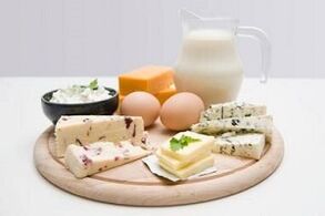 Eeër, fettarme Mëllechprodukter a fermentéiert Mëllechprodukter fir eng Protein-Diät
