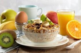 Porridge mat Uebst als gesond Frühstück fir Gewiichtsverloscht